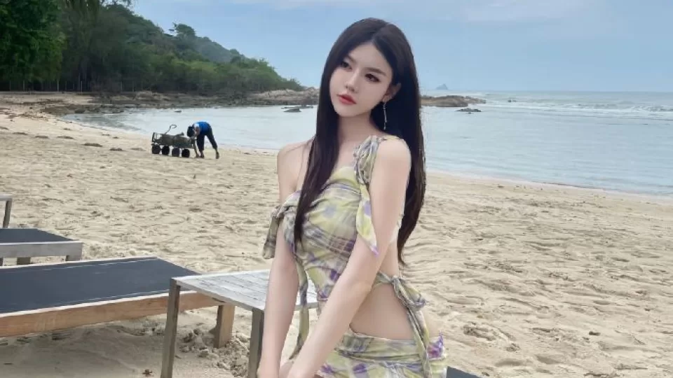 黑瓜吃料大赛今日大赛聚集地导读：久久综合首页方向的观看建议播放预览封面